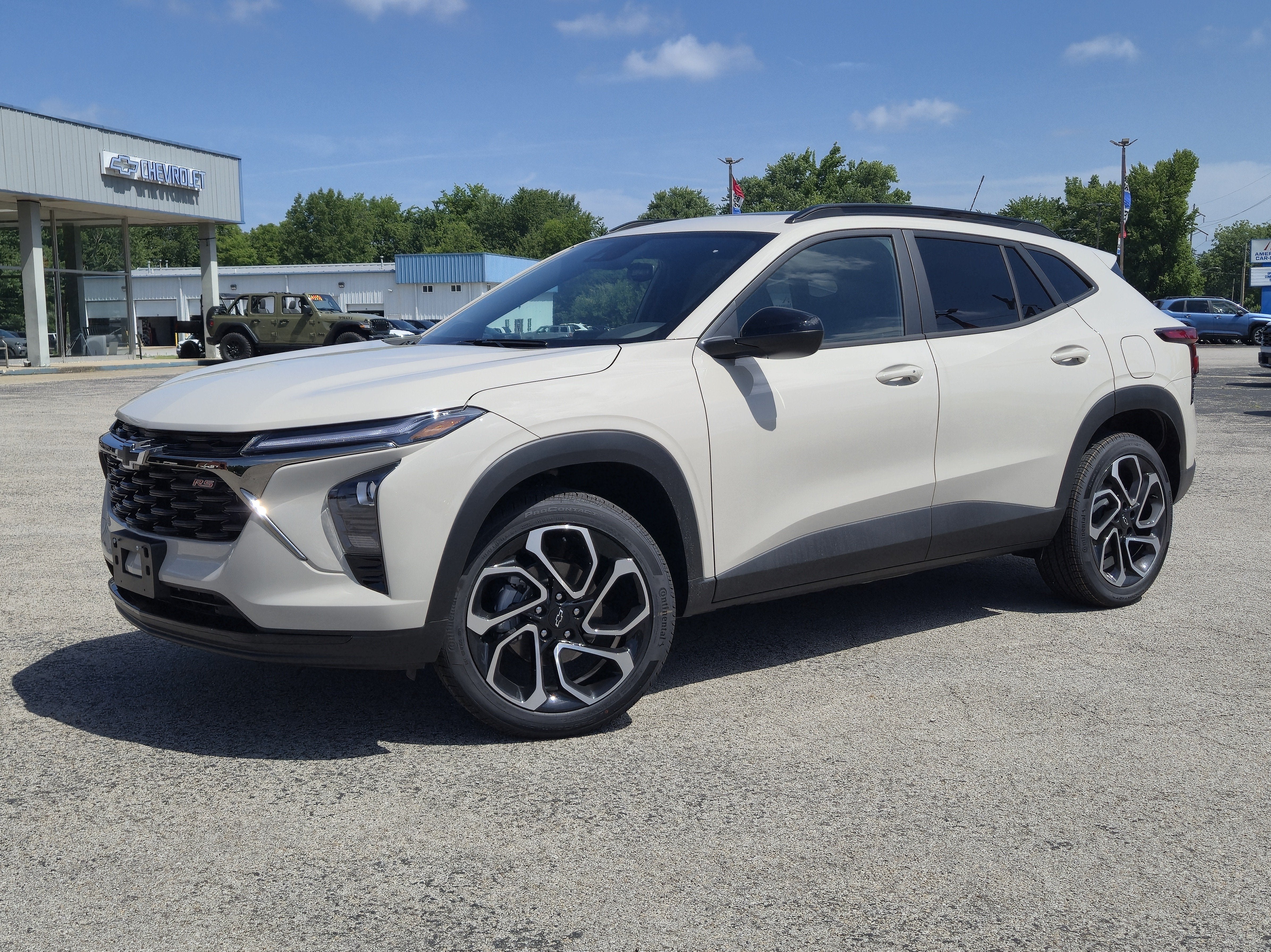2026 Chevrolet Trax 2RS in White Sands — front three-quarter view