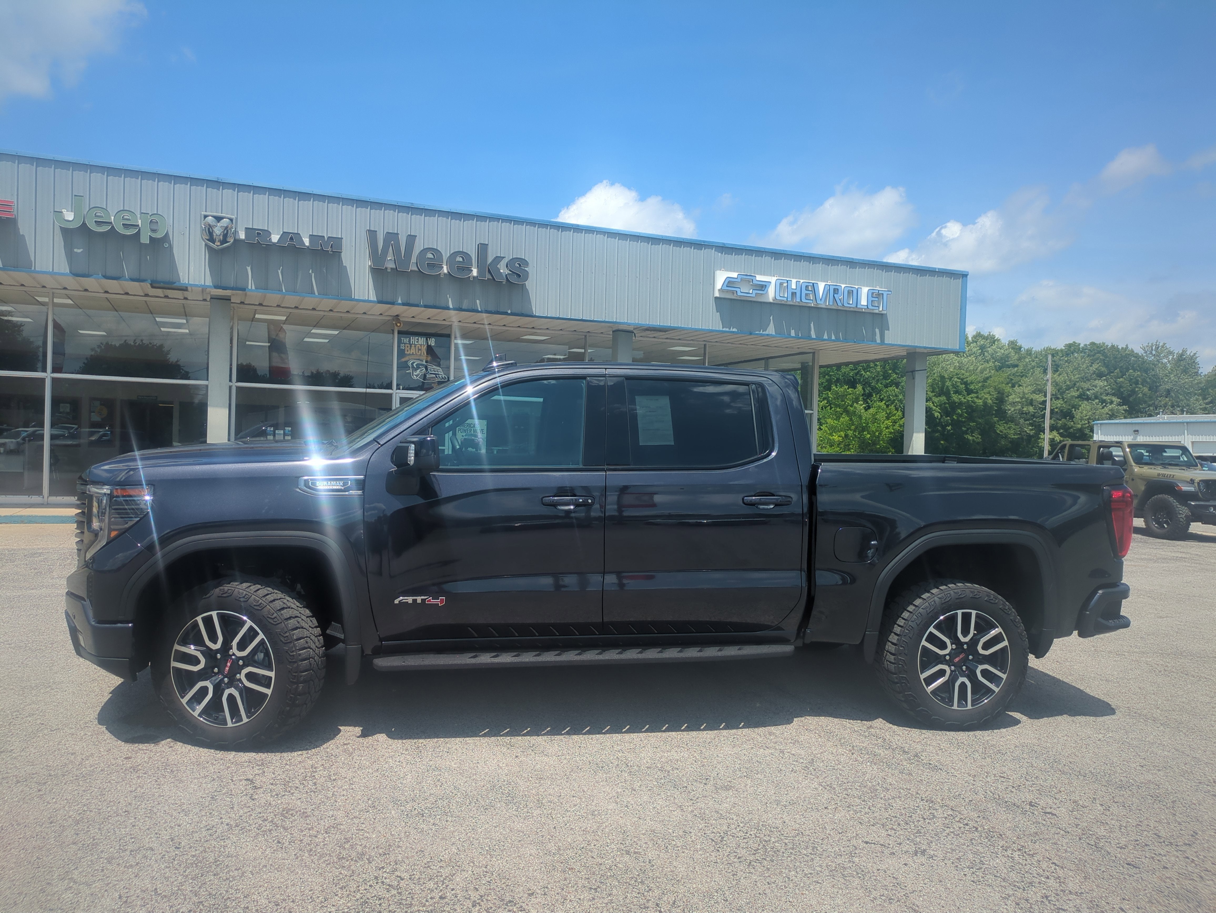 2025 GMC Sierra 1500 — side profile view