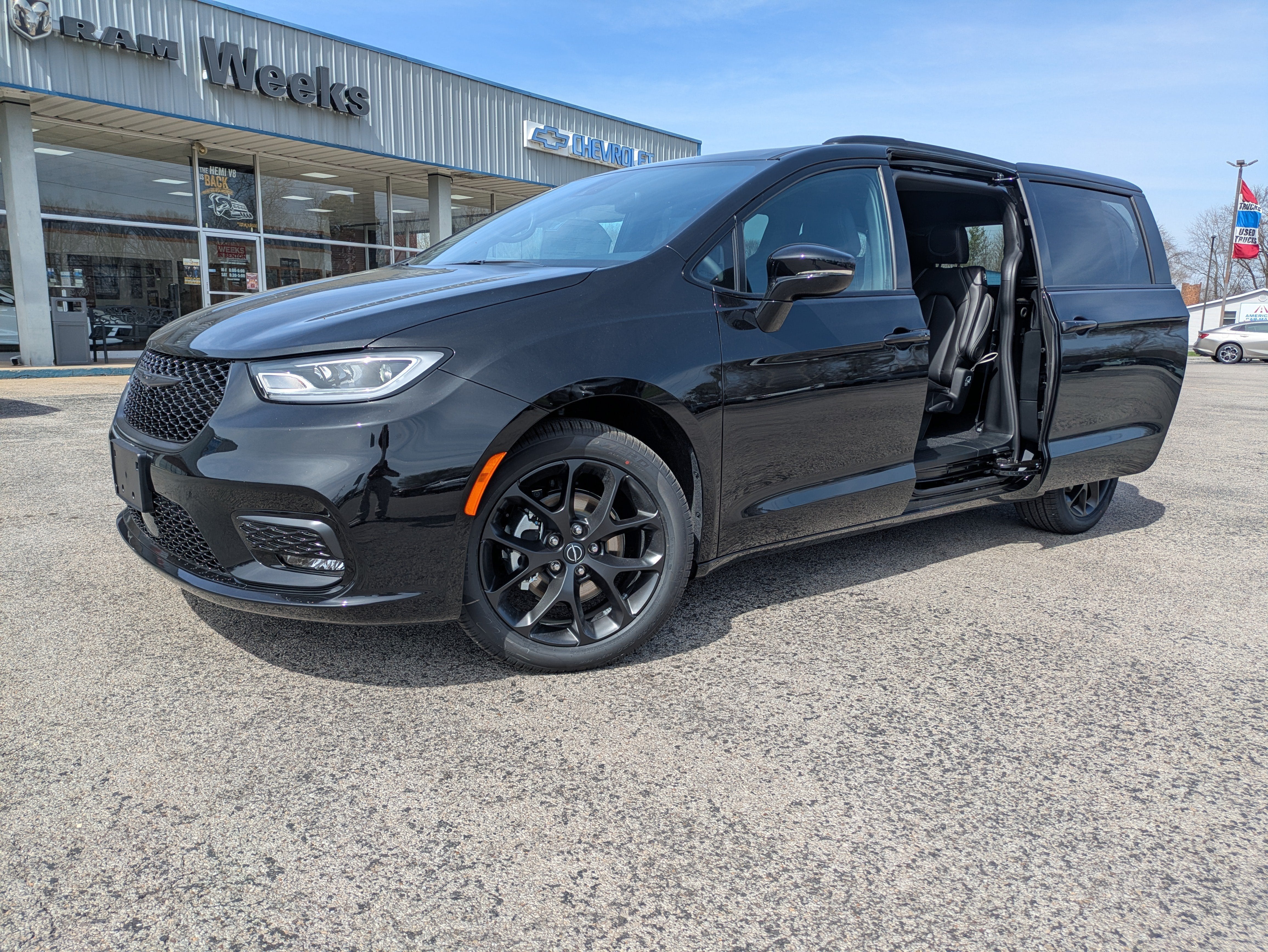 2026 Chrysler Pacifica PACIFICA SELECT in Diamond Black Crystal Pearl-Coat Exterior Paint — front three-quarter view