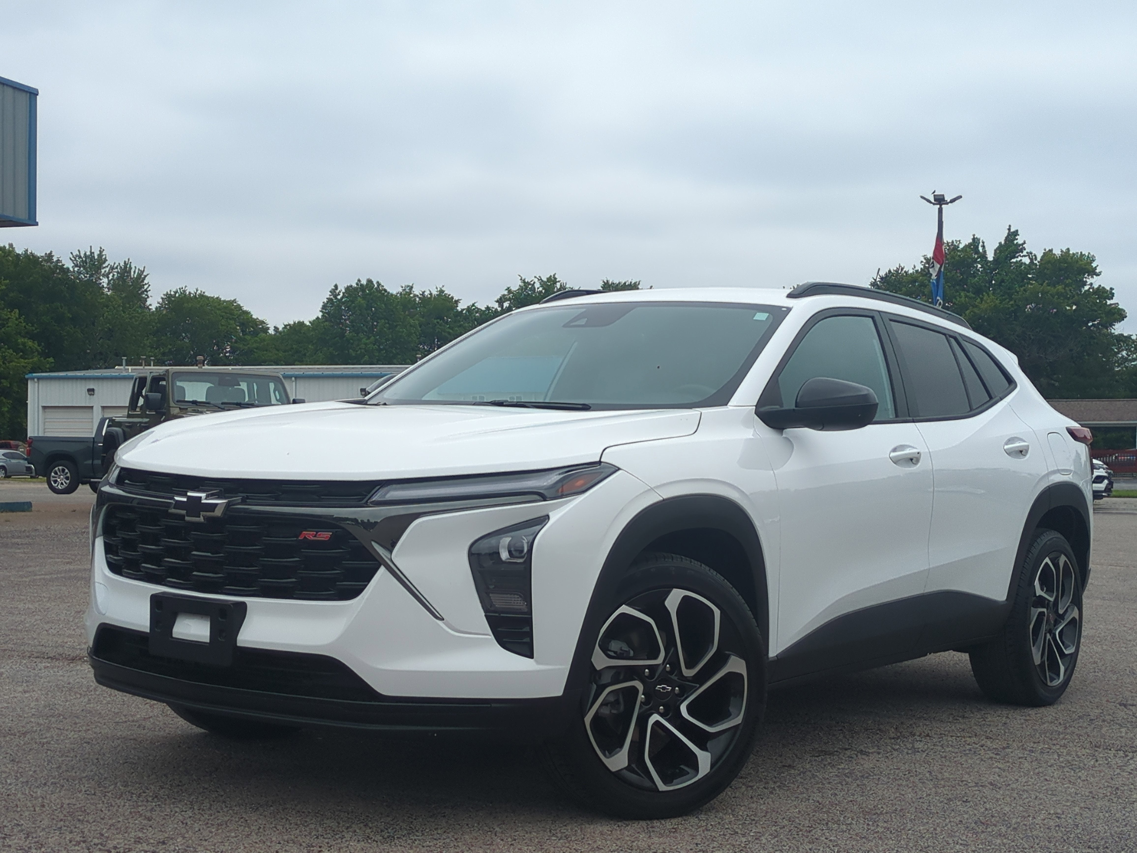 2024 Chevrolet Trax FWD 2RS in Summit White — front three-quarter view