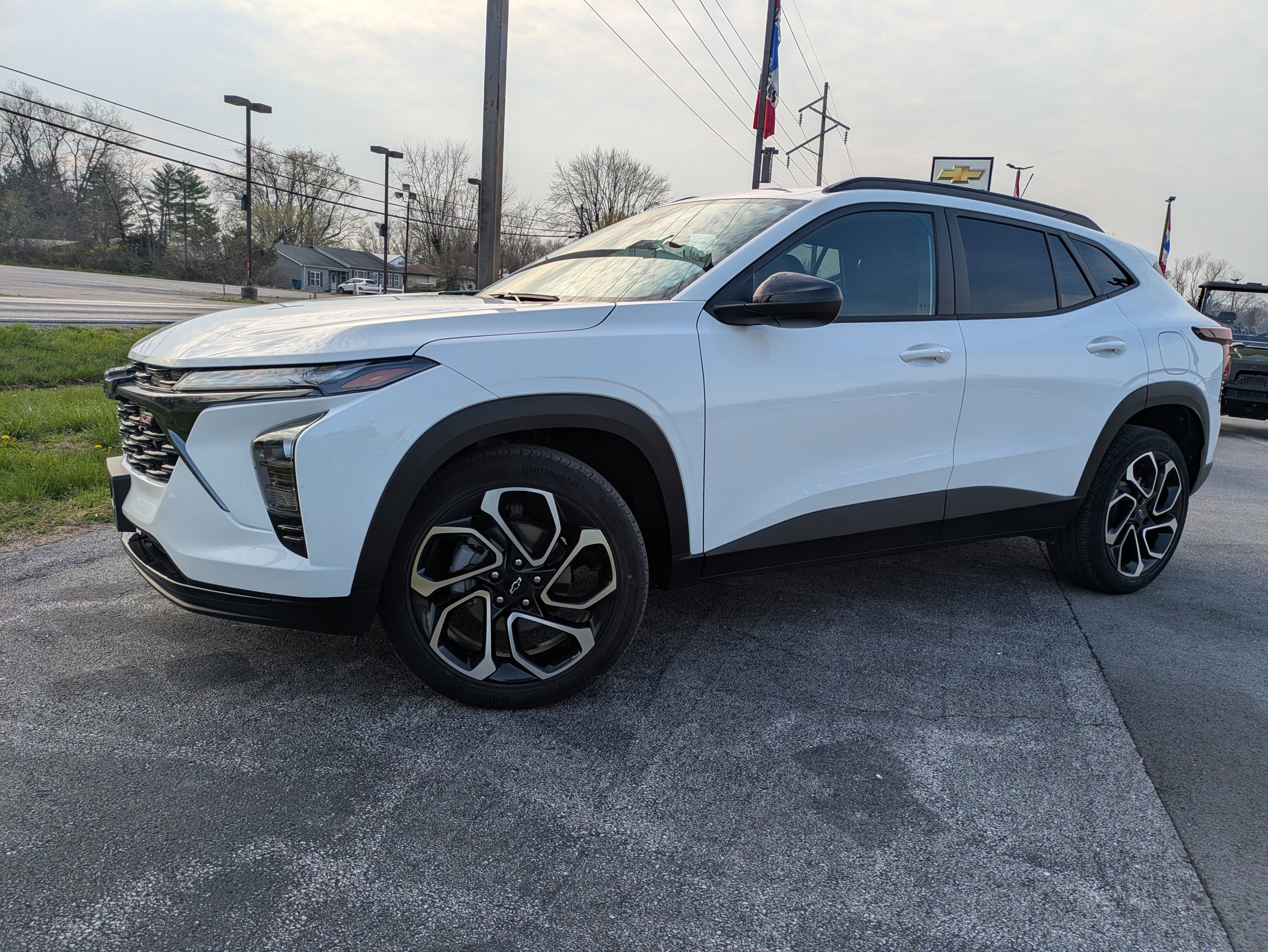 2025 Chevrolet Trax FWD 2RS in Summit White — front three-quarter view